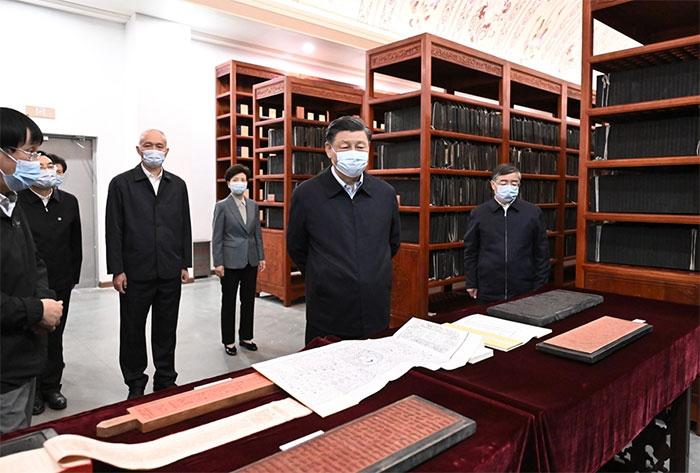 習近平1日下午在中國國家版本館考察時，在蘭臺洞庫了解館藏精品版本保存情況